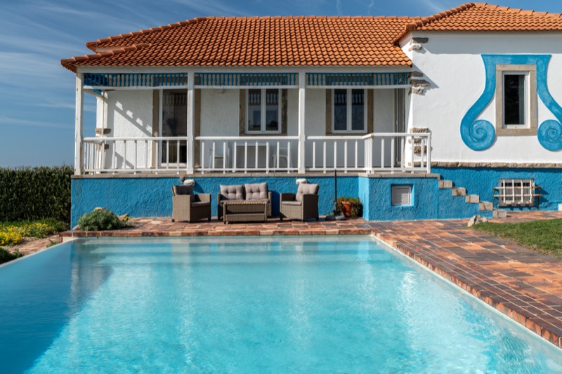 Veranda and pool in full daylight